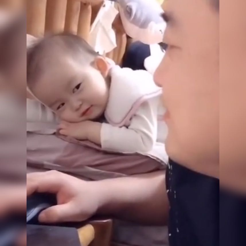 不愧是前世情人！寶爸沉迷網遊   女兒變身「超級迷妹」強勢圍觀，寶爸投降：實在招架不住