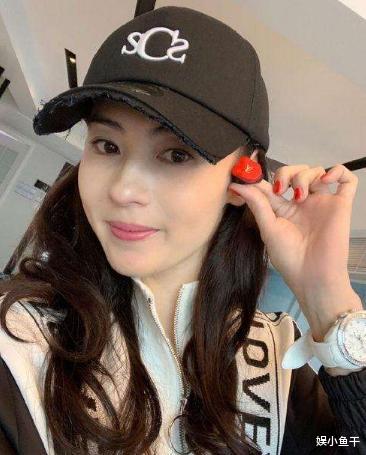 叫阿姨不太合時宜！王菲女兒「機場偶遇」張柏芝　「對她的稱呼」獲網友狂讃：受教了