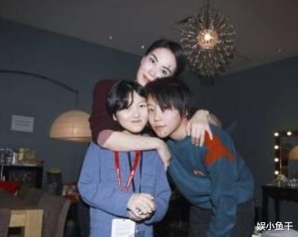 叫阿姨不太合時宜！王菲女兒「機場偶遇」張柏芝　「對她的稱呼」獲網友狂讃：受教了
