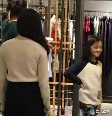 叫阿姨不太合時宜！王菲女兒「機場偶遇」張柏芝　「對她的稱呼」獲網友狂讃：受教了