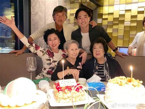葉蒨文淡出原因！停工「照顧9旬老母」三餐親自料理　被捕捉到醫院送飯「照顧媽媽是我的福氣」