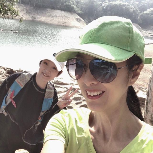 好久不見李莫愁！米雪曬姊妹登山照「曝嚴慧明近況」享天倫樂　經歷苦戀「不悔當單親媽」55歲單身自在