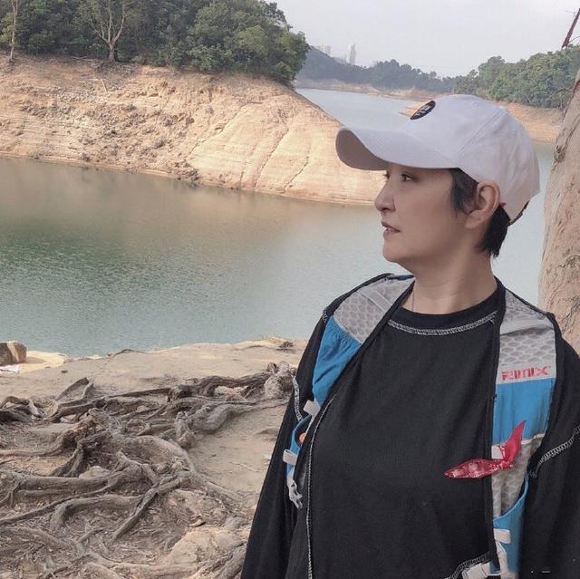 好久不見李莫愁！米雪曬姊妹登山照「曝嚴慧明近況」享天倫樂　經歷苦戀「不悔當單親媽」55歲單身自在