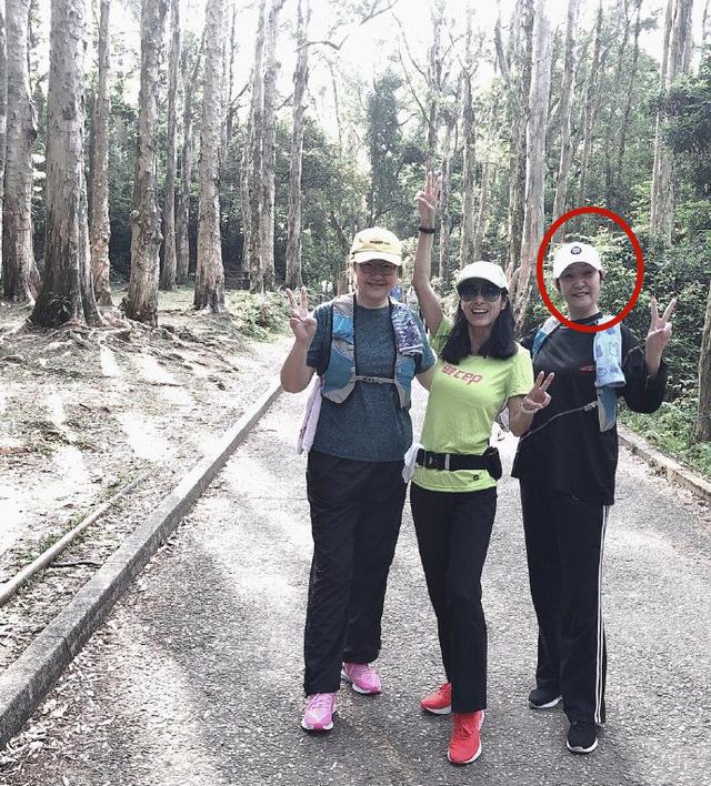 好久不見李莫愁！米雪曬姊妹登山照「曝嚴慧明近況」享天倫樂　經歷苦戀「不悔當單親媽」55歲單身自在