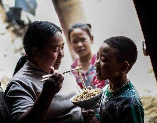 137年只生兒子！百年家族誕下「首個女寶寶」，整個家族都沸騰了：以後沒人敢欺負