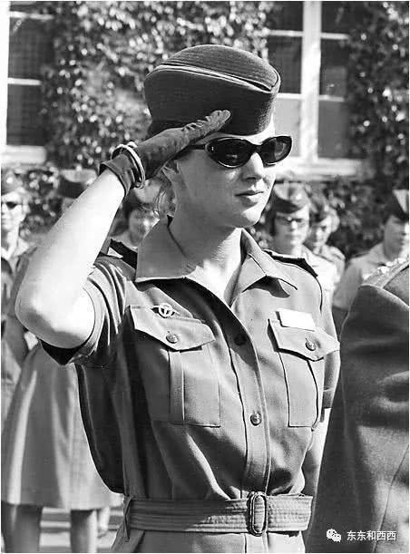 與夫君互寵一輩子，活得洒脫不羈愛自由，這位80歲女王也太讓人羨