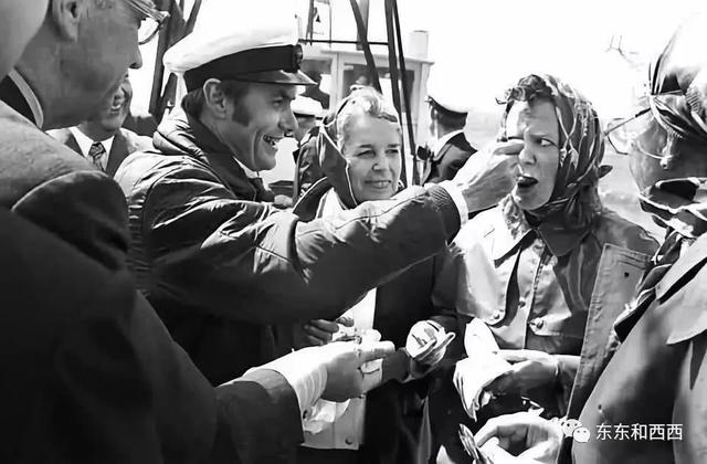 與夫君互寵一輩子，活得洒脫不羈愛自由，這位80歲女王也太讓人羨