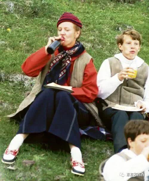 與夫君互寵一輩子，活得洒脫不羈愛自由，這位80歲女王也太讓人羨