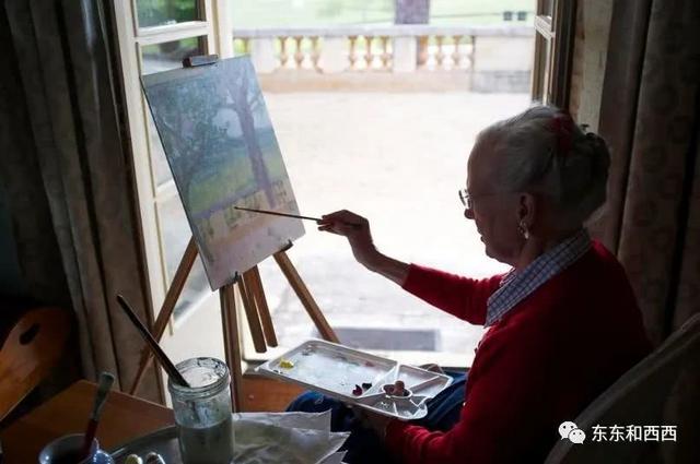 與夫君互寵一輩子，活得洒脫不羈愛自由，這位80歲女王也太讓人羨