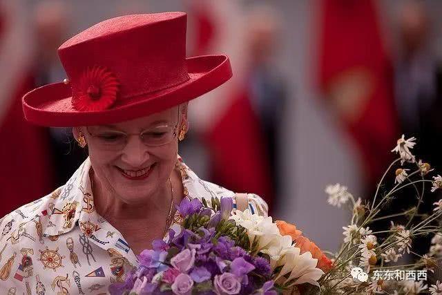 與夫君互寵一輩子，活得洒脫不羈愛自由，這位80歲女王也太讓人羨