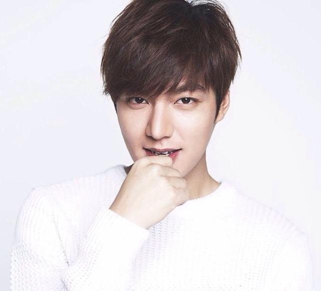 有馬街上跑!路上巧遇「頂級韓流男神拍戲」超幸運 躍身一跳「變童話白馬王子」:帥得太誇張!