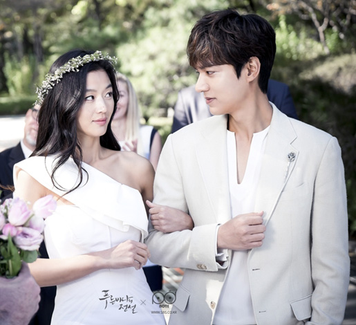 有馬街上跑!路上巧遇「頂級韓流男神拍戲」超幸運 躍身一跳「變童話白馬王子」:帥得太誇張!