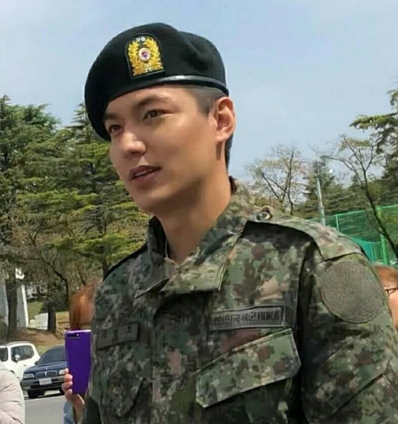 有馬街上跑!路上巧遇「頂級韓流男神拍戲」超幸運 躍身一跳「變童話白馬王子」:帥得太誇張!