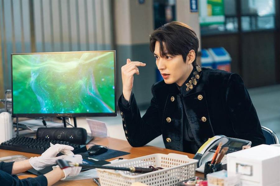 有馬街上跑!路上巧遇「頂級韓流男神拍戲」超幸運 躍身一跳「變童話白馬王子」:帥得太誇張!