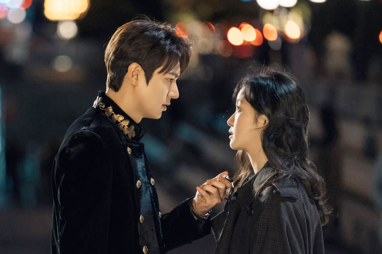 有馬街上跑!路上巧遇「頂級韓流男神拍戲」超幸運 躍身一跳「變童話白馬王子」:帥得太誇張!