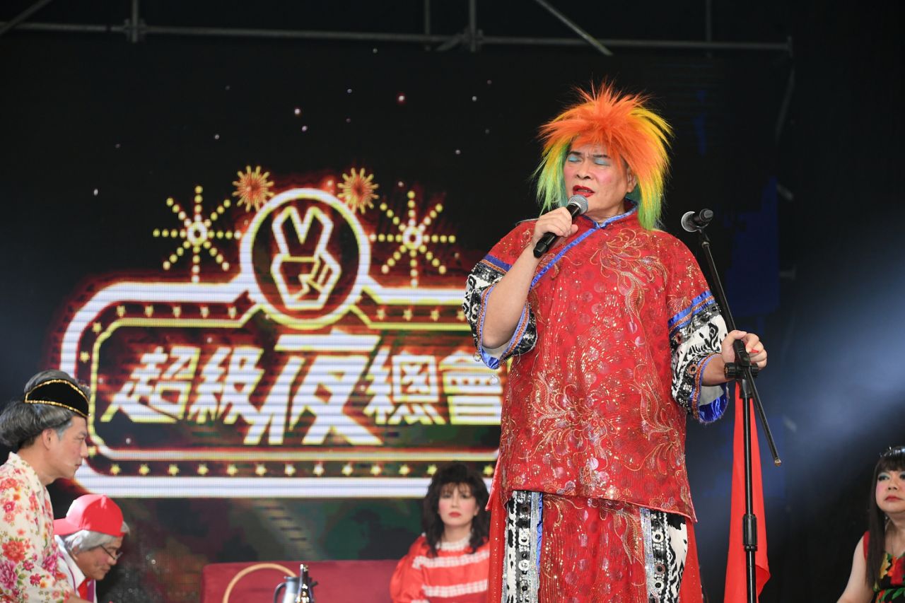 《超級夜總會》開播8年宣布：節目有重大改變！許效舜感性致詞「苗可麗淚灑攝影棚」主持群超有感