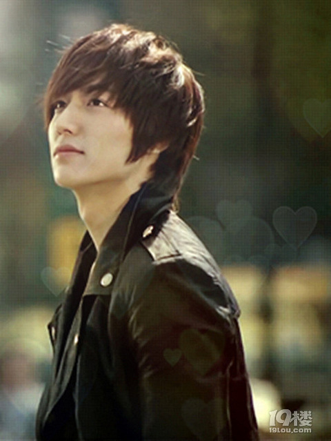 有馬街上跑!路上巧遇「頂級韓流男神拍戲」超幸運 躍身一跳「變童話白馬王子」:帥得太誇張!