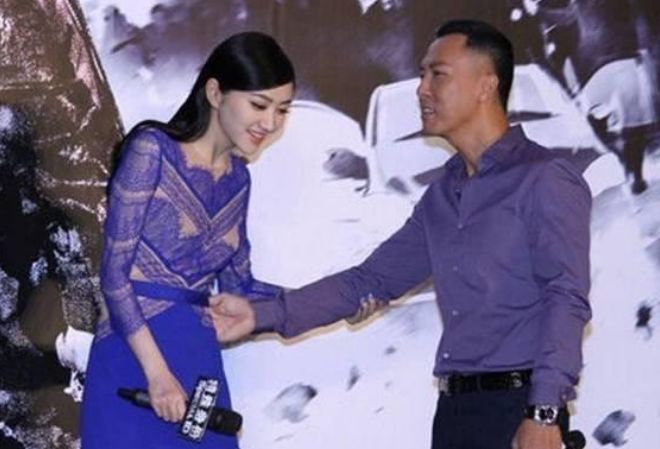 背景超狂！成龍不敢碰她     甄子丹不敢摟她，王思聰不敢撕她    卻被「他」當眾親了