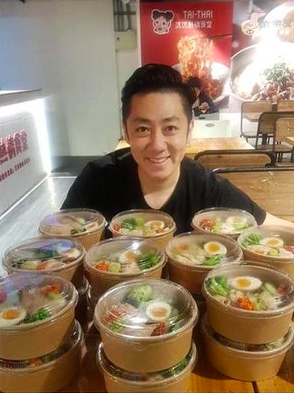 才剛賠200萬！艾成「業績暴跌5成」親自外送海南雞飯　咬牙苦撐「親訪公司發傳單」不捨員工沒頭路