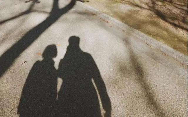 婚姻裡也講義氣！夫妻棄百萬年薪「深山開書店」陪對方做傻事　蟲鳴鳥叫如仙境「迎遲來婚禮」誓相伴一生