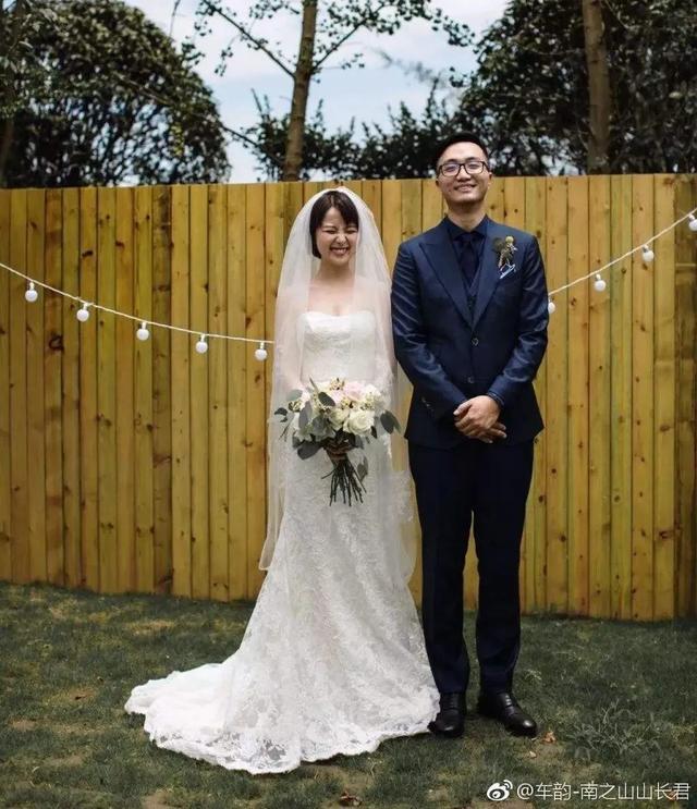 婚姻裡也講義氣！夫妻棄百萬年薪「深山開書店」陪對方做傻事　蟲鳴鳥叫如仙境「迎遲來婚禮」誓相伴一生