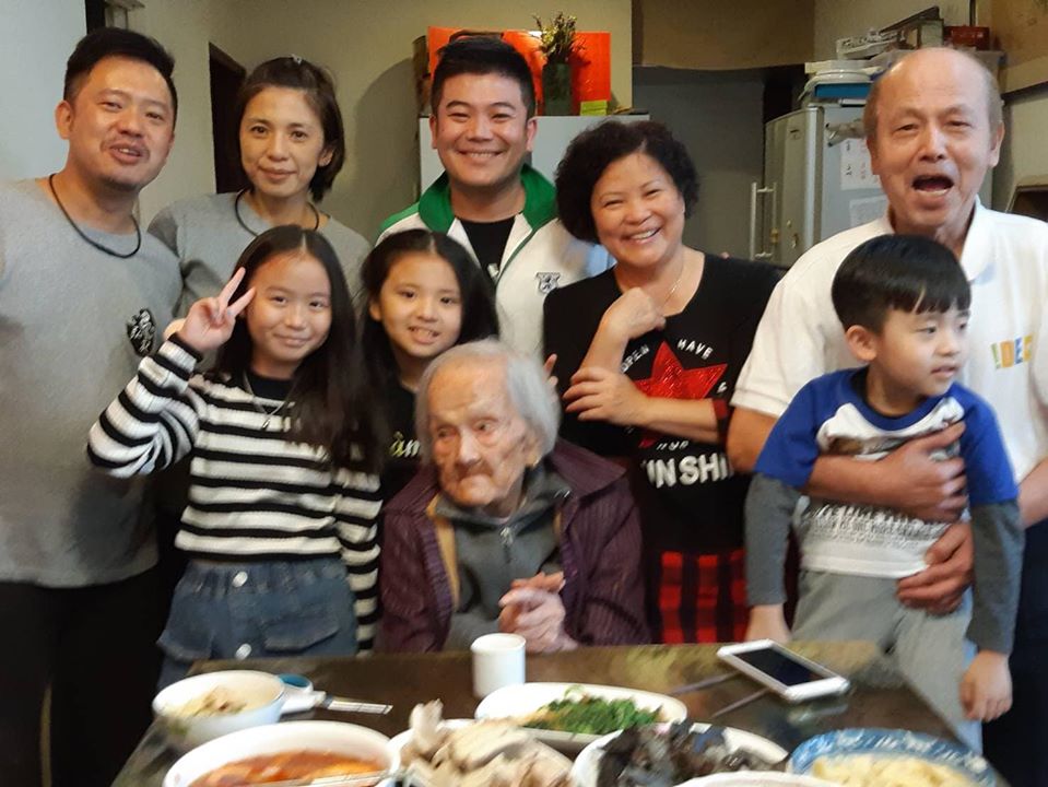 馬國畢帶「102歲嬤上節目」祖孫互動好溫馨　拚副業還千萬債：想讓家人放心