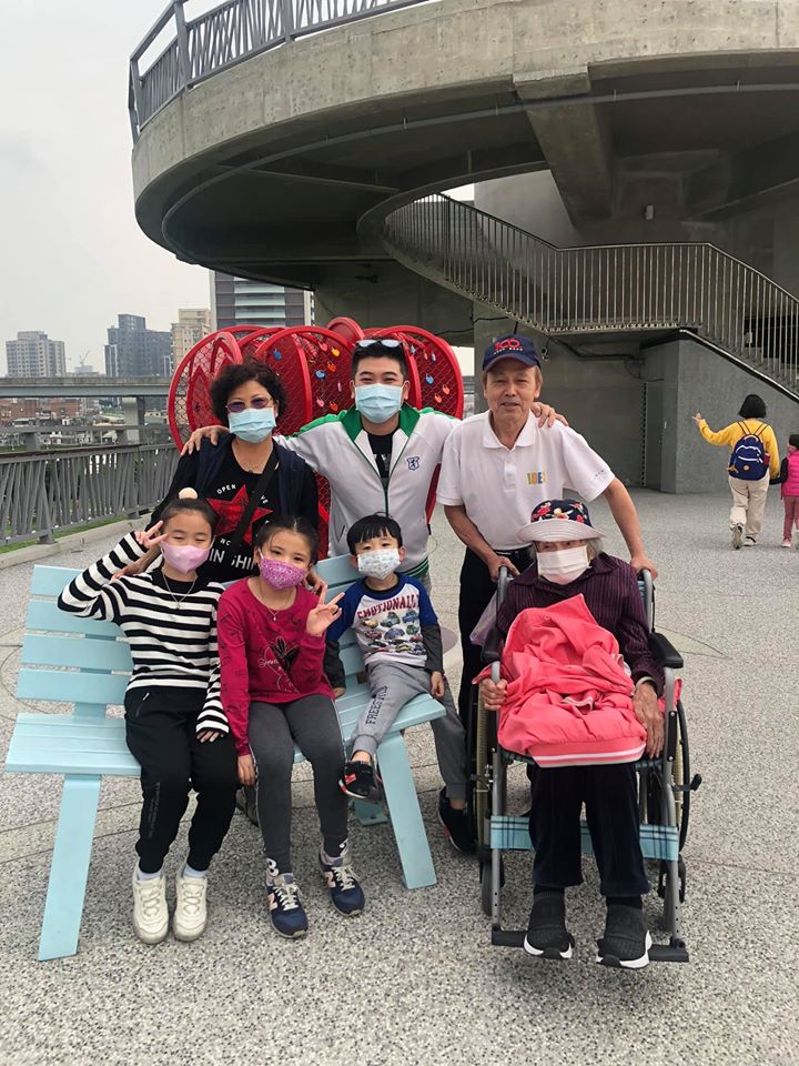 馬國畢帶「102歲嬤上節目」祖孫互動好溫馨　拚副業還千萬債：想讓家人放心