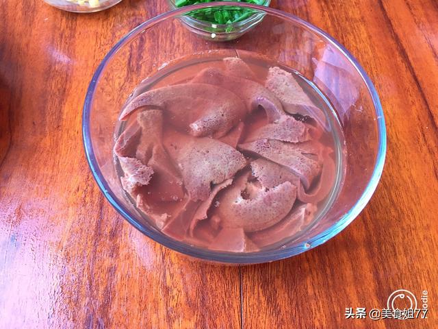 老母親煮50多年豬肝湯「不腥不膻」的秘訣！ 原來一碗水最關鍵，學會了豬肝「脆嫩爽口」
