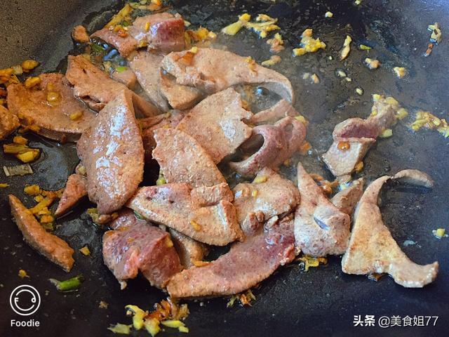 老母親煮50多年豬肝湯「不腥不膻」的秘訣！ 原來一碗水最關鍵，學會了豬肝「脆嫩爽口」