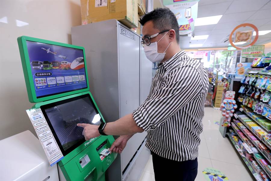 口罩新制首日！他剛預購完「店員馬上給9個口罩」　低頭一看收費單「真的賺到了」