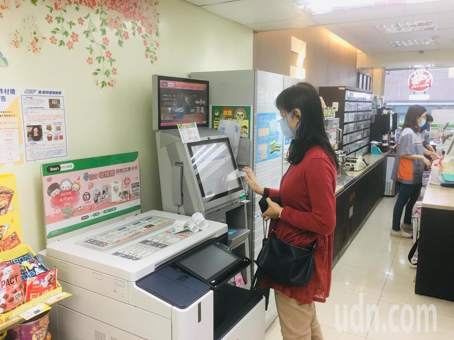 口罩新制首日！他剛預購完「店員馬上給9個口罩」　低頭一看收費單「真的賺到了」