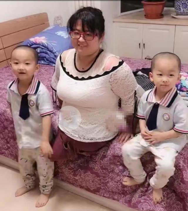 「無腿媽媽」不顧任何勸阻，堅持做試管「生下雙胞胎」5年過去後，現狀令人動容