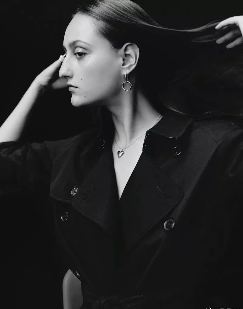 根本真人版「蒙娜麗莎」！英混血超模「因五官眉宇間復古氣質」聞名，神秘孤傲如油畫中人