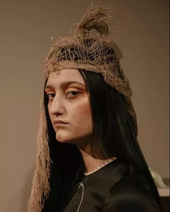 根本真人版「蒙娜麗莎」！英混血超模「因五官眉宇間復古氣質」聞名，神秘孤傲如油畫中人