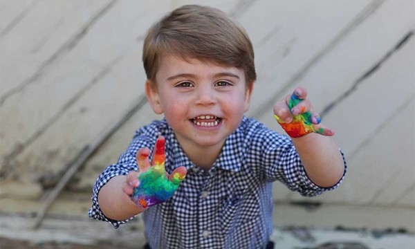 最萌皇室寶寶2歲啦！凱特甜曬「路易小王子近照」歡慶生日　正面肉肉臉頰「變身金髮小帥哥」Q到想偷親