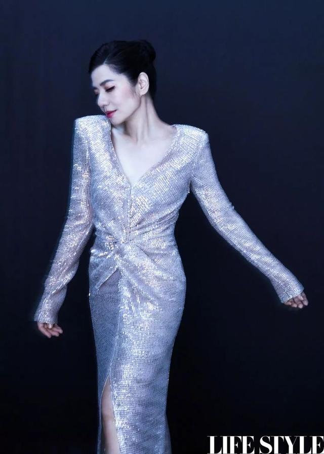 當年香港第一美！鐘楚紅「息影25年再現身」　完美詮釋「皺紋是女人優雅象徵」看不出60歲  