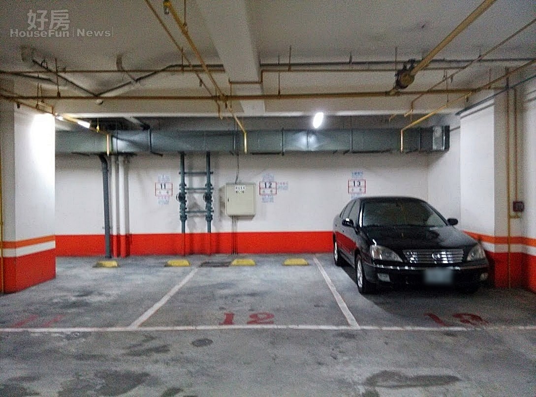 花大錢買車位！被惡鄰霸佔還嗆「上班又不會停」　總幹事出面「充當和事佬」網友笑岔：沒在客氣的