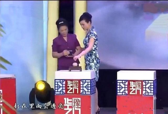 大媽在路邊攤「花300塊買夜明珠」帶來鑑定    專家像挖到寶驚呼：「最少有6000年歷史」