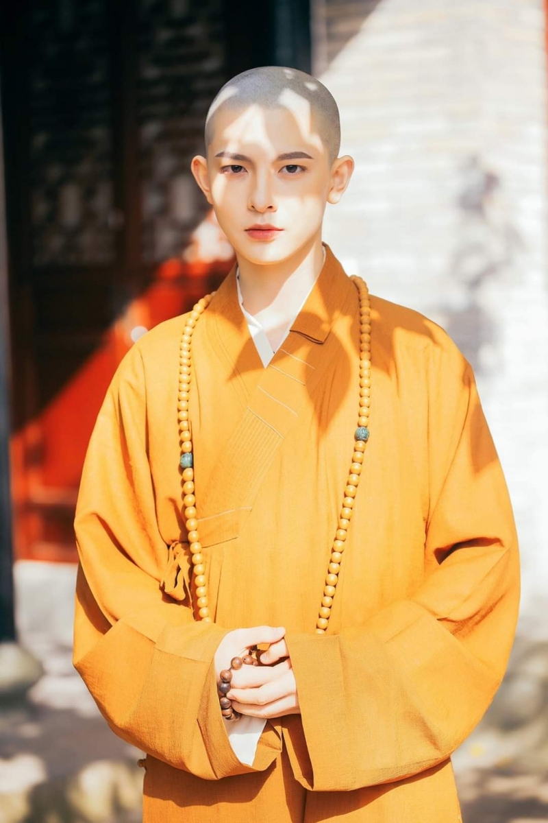 願意為他破戒！地表最帥和尚「雕刻般完美臉蛋」爆紅　網挖出「過去日常帥照」尖叫：快還俗❤️