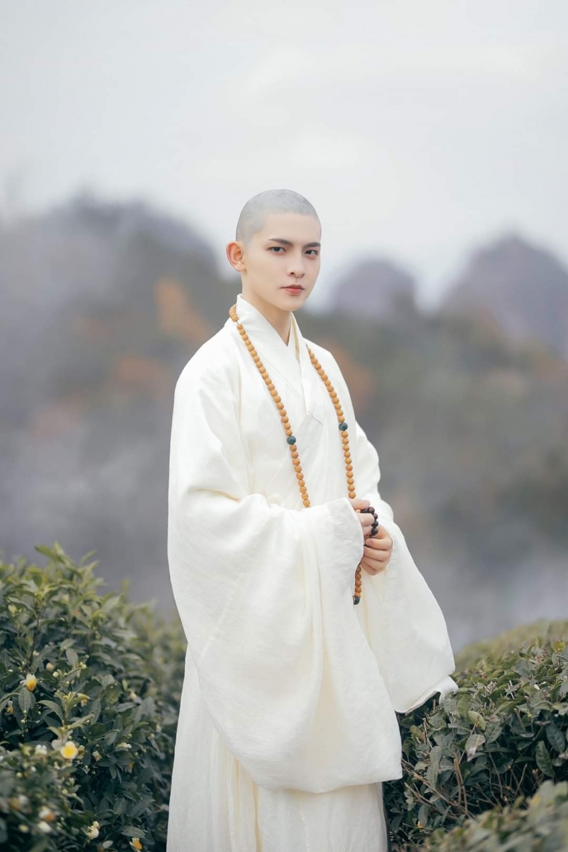 願意為他破戒！地表最帥和尚「雕刻般完美臉蛋」爆紅　網挖出「過去日常帥照」尖叫：快還俗❤️