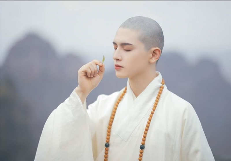 願意為他破戒！地表最帥和尚「雕刻般完美臉蛋」爆紅　網挖出「過去日常帥照」尖叫：快還俗❤️