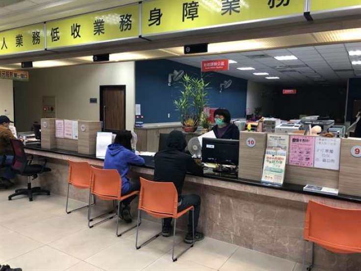 刷存款簿了嗎？紓困生活補貼入帳「瞬間多出3萬元」　民眾「一早到銀行補摺」見貼心註記：救命錢