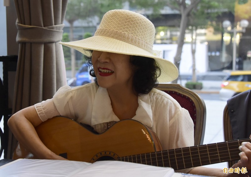 「金曲小姐」不再婚！離婚赴美念碩士「開公司授課」：最怕輪迴　71歲坐博愛座「遭疑憑什麼」體態超凍齡