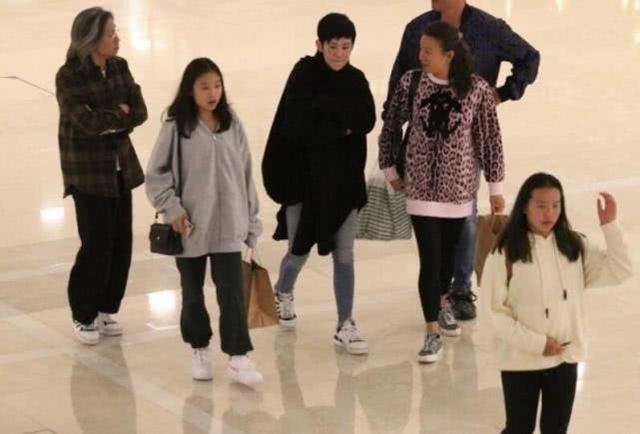 吳君如陳可辛一家三口罕同框!相戀23年「堅持不婚且分房睡」13歲女兒活潑可愛