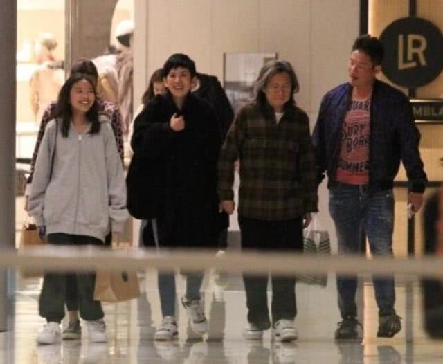 吳君如陳可辛一家三口罕同框!相戀23年「堅持不婚且分房睡」13歲女兒活潑可愛