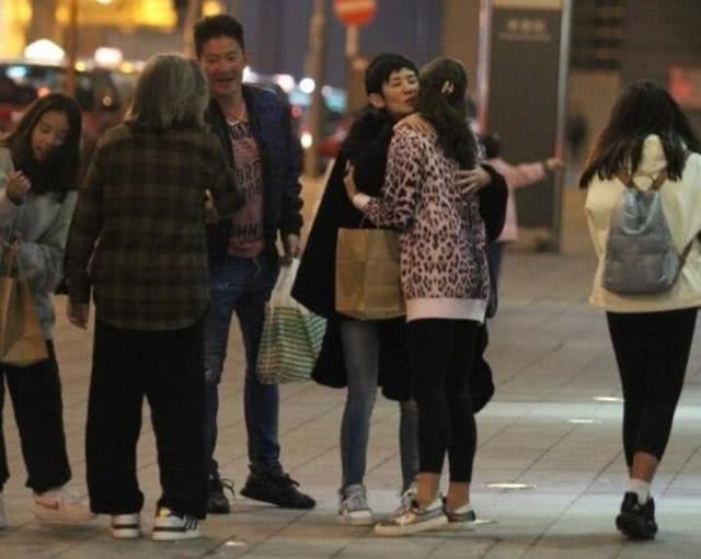 吳君如陳可辛一家三口罕同框!相戀23年「堅持不婚且分房睡」13歲女兒活潑可愛