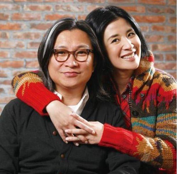 吳君如陳可辛一家三口罕同框!相戀23年「堅持不婚且分房睡」13歲女兒活潑可愛