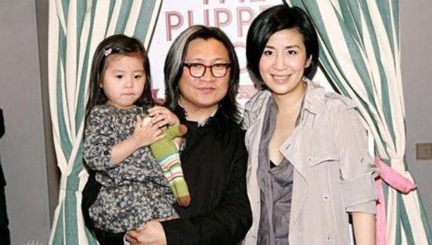 吳君如陳可辛一家三口罕同框!相戀23年「堅持不婚且分房睡」13歲女兒活潑可愛