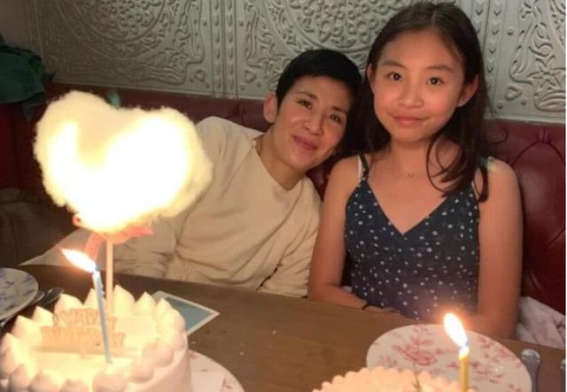 吳君如陳可辛一家三口罕同框!相戀23年「堅持不婚且分房睡」13歲女兒活潑可愛