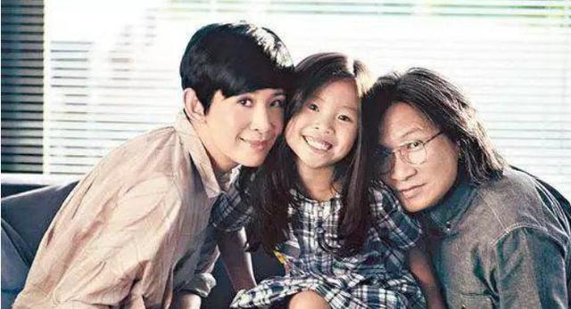 吳君如陳可辛一家三口罕同框!相戀23年「堅持不婚且分房睡」13歲女兒活潑可愛